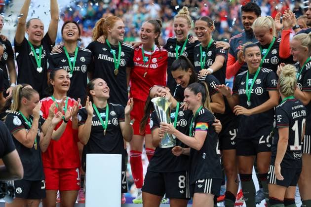 Karlsruhe, Deutschland 30. August 2025: DFB - Supercup - Frauen - 2025 2026 - FC Bayern München vs. VfL Wolfsburg Im Bild: Lena Oberdorf (FCB) und Sarah Zadrazil (FCB), mittig im Bild, halten den Pokal bei der Siegerehrung des Google Pixel Supercups 2025 und jubeln mit ihren Mannschaftskolleginnen DFB regulations prohibit any use of photographs as image sequences and or quasi-video BBBank Wildpark Baden Württemberg Copyright: xFotostandx xFantinix