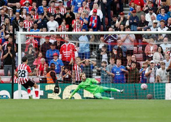 Sunderland v Brentford Premier League Enzo Le FŽe of Sunderland scores his teams first goal from a penalty during the Premier League match at the Stadium Of Light, Sunderland UK Newspapers OUT Copyright: xFredxPalmerx FIL-22162-0130