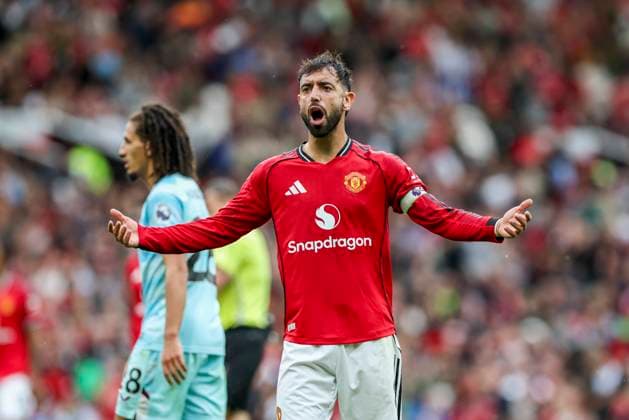 Manchester United, ManU FC v Burnley FC, English Premier League Manchester United midfielder Bruno Fernandes (8) reacts and protests during the Manchester United FC v Burnley FC English Premier League match at Old Trafford, Manchester, England, United Kingdom on 30 August 2025 Credit: Phil Duncan Every Second Media Editorial use only. All images are copyright Every Second Media Limited. No images may be reproduced without prior permission. All rights reserved. Premier League and Football League images are subject to licensing agreements with Football DataCo Limited. see https: www.football-dataco.com Copyright: xIMAGO EveryxSecondxMediax ESM-1572-0121 PhilxDuncanx xEveryxSecondxMediax