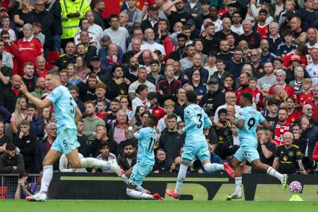 Manchester United, ManU FC v Burnley FC, English Premier League Burnley forward Jaidon Anthony (11) scores a GOAL 2-2 and celebrates during the Manchester United FC v Burnley FC English Premier League match at Old Trafford, Manchester, England, United Kingdom on 30 August 2025 Credit: Phil Duncan Every Second Media Editorial use only. All images are copyright Every Second Media Limited. No images may be reproduced without prior permission. All rights reserved. Premier League and Football League images are subject to licensing agreements with Football DataCo Limited. see https: www.football-dataco.com Copyright: xIMAGO EveryxSecondxMediax ESM-1572-0122 PhilxDuncanx xEveryxSecondxMediax
