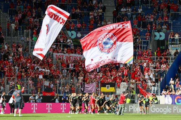 Karlsruhe, Deutschland 30. August 2025: DFB - Supercup - Frauen - 2025 2026 - FC Bayern München vs. VfL Wolfsburg Im Bild: Abschlussjubel der Spielerinnen vom FC Bayern München nach dem Sieg gegen Wolfsburg beim Google-Pixel Supercup der Frauen mit Fahnen vom FC Bayern in Karlsruhe DFB regulations prohibit any use of photographs as image sequences and or quasi-video BBBank Wildpark Baden Württemberg Copyright: xFotostandx xFantinix