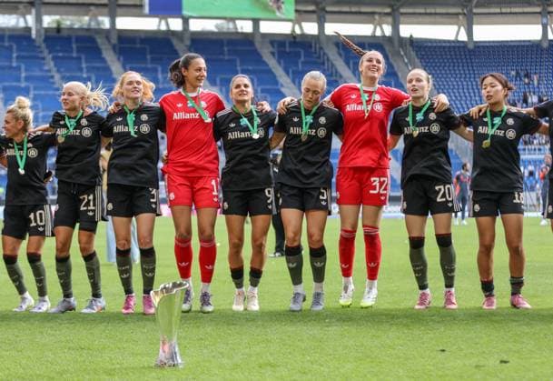 DEU, Karlsruhe, Bayern München vs VfL Wolfsburg, Google Pixel Supercup der Frauen, DFB, BBBank Wildpark, Finale, im Bild: FC Bayern München gewinnt den Supercup der Frauen gegen den VfL Wolfsburg mit 4:1, Jubel und Freude mit dem Pokal, Natalia Padilla Bidas (Bayern München 23), Tuva Hansen (Bayern München 6), Arianna Caruso (Bayern München 27) DFB DFL REGULATIONS PROHIBIT ANY USE OF PHOTOGRAPHS AS IMAGE SEQUENCES AND OR QUASI-VIDEO, 30.08.2025, Copyright: HMBxMedia HendrikxHamelau