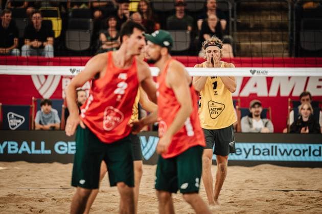 Beachvolleyball Männer Beach Pro Tour Hamburg Elite 16 30.08.2025 im Hintergrund ärgert sich David Ahmann (SVE), vorne v.l. Michal Bryl (POL) und Bartosz Losiak (POL) Hamburg Tennisstadion am Rothenbaum Hamburg Deutschland