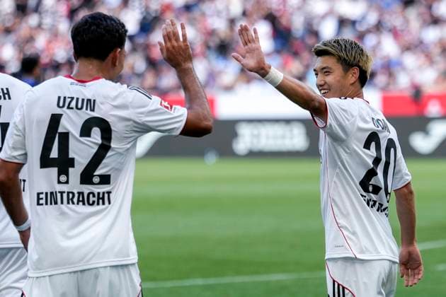 Sport Bilder des Tages v.li.: Can Uzun (SGE, 42), Torschütze Ritsu Doan (SGE, 20), Spieler von Eintracht Frankfurt, jubeln über das Tor zum 0:2, Jubel, Torjubel, Torerfolg, celebrate the goal, goal, celebration, jubelt ueber das Tor, Freuen, Freude, freut sich, optimistisch, positiv, Spielszene, Highlight, Action, Aktion, 30.08.2025, Sinsheim (Deutschland), Fussball, Bundesliga, TSG 1899 Hoffenheim - Eintracht Frankfurt, DFB DFL REGULATIONS PROHIBIT ANY USE OF PHOTOGRAPHS AS IMAGE SEQUENCES AND OR QUASI-VIDEO. *** from left Can Uzun SGE, 42 , goal scorer Ritsu Doan SGE, 20 , players of Eintracht Frankfurt, cheer about the goal to 0 2, jubilation, goal celebration, celebrate the goal, goal, celebration, cheers about the goal, rejoicing, joy, rejoices, optimistic, positive, game scene, highlight, action, 30 08 2025, Sinsheim Germany , Soccer, Bundesliga, TSG 1899 Hoffenheim Eintracht Frankfurt, DFB DFL REGULATIONS PROHIBIT ANY USE OF PHOTOGRAPHS AS IMAGE SEQUENCES AND OR QUASI VIDEO xozx