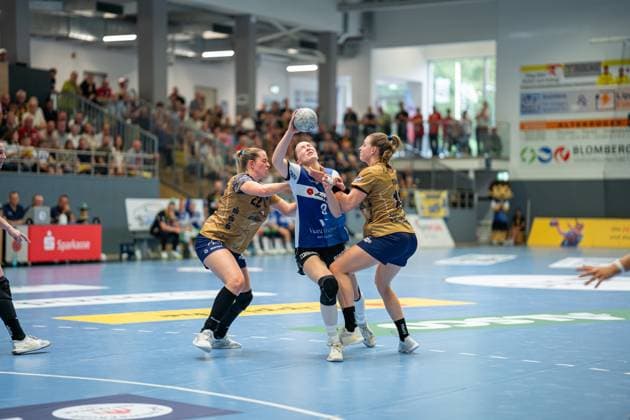 HSG Blomberg-Lippe (GER) vs. Buxtehuder SV (GER), Handball, 1. Handball Bundesliga Frauen, 1. Spieltag, 30.08.2025, Blomberg v.l. Levke Kretschmann (Buxtehuder SV, 22), Nieke Kuehne (HSG Blomberg-Lippe, 09) und Isabelle Doelle (Buxtehuder SV, 11) Blomberg Sporthalle an der Ulmenallee Deutschland