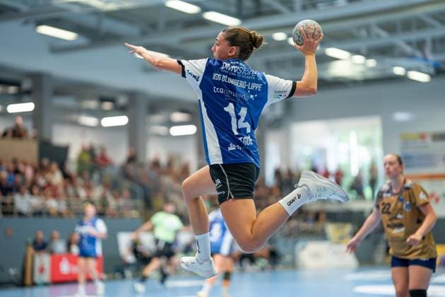 HSG Blomberg-Lippe (GER) vs. Buxtehuder SV (GER), Handball, 1. Handball Bundesliga Frauen, 1. Spieltag, 30.08.2025, Blomberg Ona Vegue (HSG Blomberg-Lippe, 14) im Torwurf Blomberg Sporthalle an der Ulmenallee Deutschland