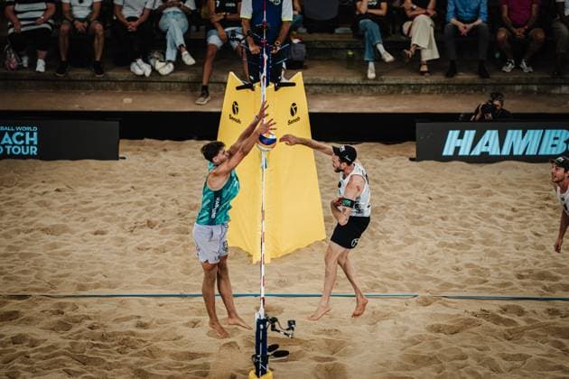 Beachvolleyball Männer Beach Pro Tour Hamburg Elite 16 30.08.2025 v.l. Kristians Fokerots (LAT) gegen Clemens Wickler (GER) Hamburg Tennisstadion am Rothenbaum Hamburg Deutschland