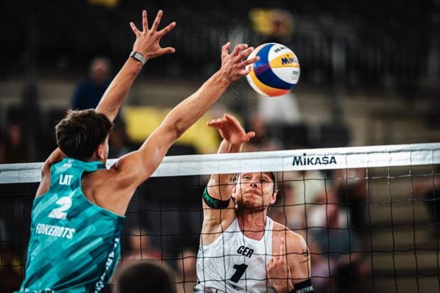 Beachvolleyball Männer Beach Pro Tour Hamburg Elite 16 30.08.2025 v.l. Kristians Fokerots (LAT) gegen Nils Ehlers (GER) Hamburg Tennisstadion am Rothenbaum Hamburg Deutschland