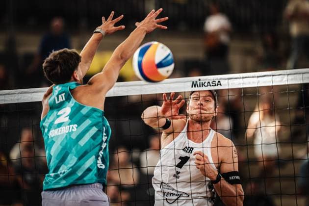 Beachvolleyball Männer Beach Pro Tour Hamburg Elite 16 30.08.2025 v.l. Kristians Fokerots (LAT) gegen Nils Ehlers (GER) Hamburg Tennisstadion am Rothenbaum Hamburg Deutschland