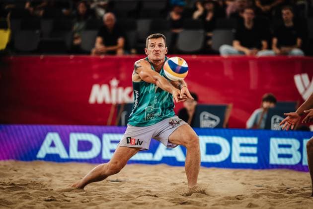 Beachvolleyball Männer Beach Pro Tour Hamburg Elite 16 30.08.2025 Martins Plavins (LAT) nimmt den Ball an Hamburg Tennisstadion am Rothenbaum Hamburg Deutschland