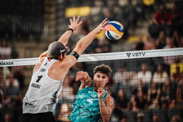Beachvolleyball Männer Beach Pro Tour Hamburg Elite 16 30.08.2025 v.l. Nils Ehlers (GER) gegen Kristians Fokerots (LAT) Hamburg Tennisstadion am Rothenbaum Hamburg Deutschland