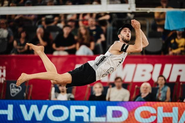 Sport Bilder des Tages Beachvolleyball Männer Beach Pro Tour Hamburg Elite 16 30.08.2025 Clemens Wickler (GER) fliegt in der Luft Hamburg Tennisstadion am Rothenbaum Hamburg Deutschland
