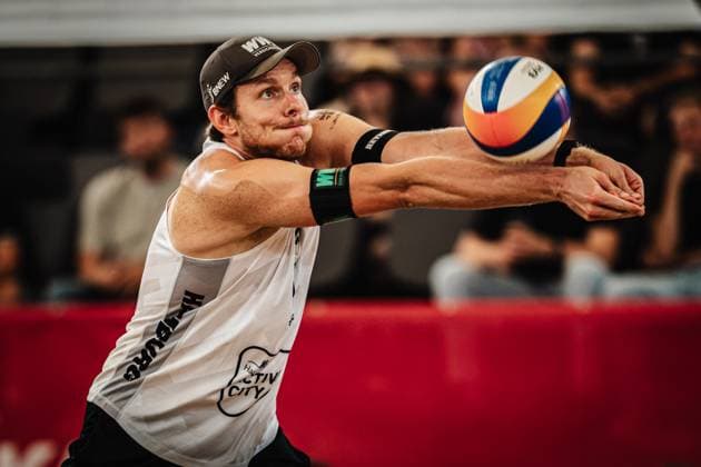 Beachvolleyball Männer Beach Pro Tour Hamburg Elite 16 30.08.2025 Nils Ehlers (GER) nimmt den Ball an Hamburg Tennisstadion am Rothenbaum Hamburg Deutschland