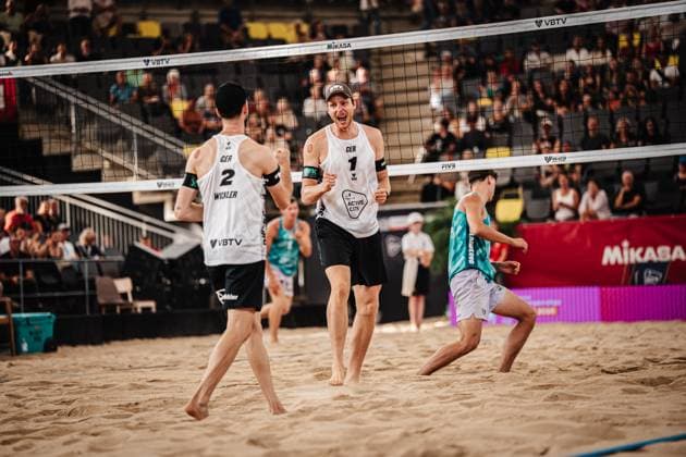 Beachvolleyball Männer Beach Pro Tour Hamburg Elite 16 30.08.2025 v.l. Clemens Wickler (GER) und Nils Ehlers (GER) jubeln Hamburg Tennisstadion am Rothenbaum Hamburg Deutschland