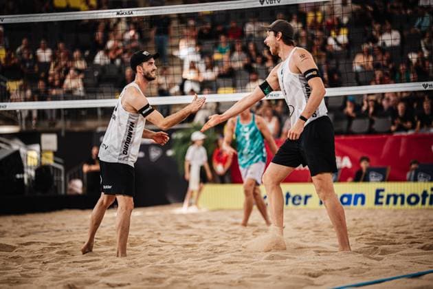 Beachvolleyball Männer Beach Pro Tour Hamburg Elite 16 30.08.2025 v.l. Clemens Wickler (GER) und Nils Ehlers (GER) klatschen ein Hamburg Tennisstadion am Rothenbaum Hamburg Deutschland