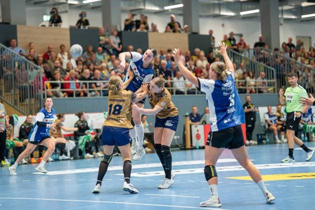 HSG Blomberg-Lippe (GER) vs. Buxtehuder SV (GER), Handball, 1. Handball Bundesliga Frauen, 1. Spieltag, 30.08.2025, Blomberg Andrea Jacobsen (HSG Blomberg-Lippe, 04) im Torwurf gegen Johanna Andresen (Buxtehuder SV, 18) Blomberg Sporthalle an der Ulmenallee Deutschland