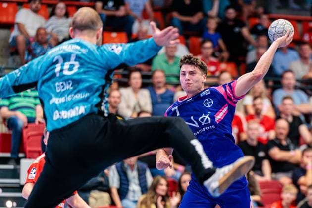 Sport Bilder des Tages v.l. Fredrik Genz (TuS N-Luebbecke, 16), Krischa Leis (TSV Bayer Dormagen, 07) GER, TuS N-Luebbecke vs. TSV Bayer Dormagen, Handball, 2. Bundesliga, 1. Spieltag, Spielzeit 2025 2026, 30.08.2025 GER, TuS N-Luebbecke vs. TSV Bayer Dormagen, Handball, 2. Bundesliga, 1. Spieltag, Spielzeit 2025 2026, 30.08.2025 Luebbecke Copyright: xEibner-Pressefoto JanxRollingerx EP_JSK