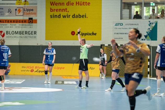 HSG Blomberg-Lippe (GER) vs. Buxtehuder SV (GER), Handball, 1. Handball Bundesliga Frauen, 1. Spieltag, 30.08.2025, Blomberg Marvin Voelkening (Schiedsrichter) gibt Nieke Kuehne (HSG Blomberg-Lippe, 09) eine 2-Minuten Strafe Blomberg Sporthalle an der Ulmenallee Deutschland