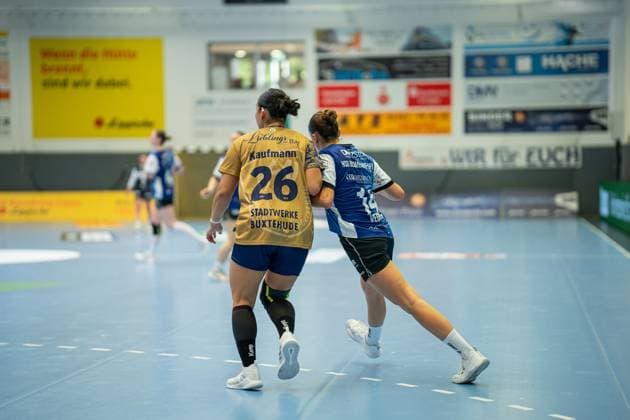 HSG Blomberg-Lippe (GER) vs. Buxtehuder SV (GER), Handball, 1. Handball Bundesliga Frauen, 1. Spieltag, 30.08.2025, Blomberg v.l. Christin Kaufmann (Buxtehuder SV, 26) verteidigt gegen Ona Vegue (HSG Blomberg-Lippe, 14) Blomberg Sporthalle an der Ulmenallee Deutschland