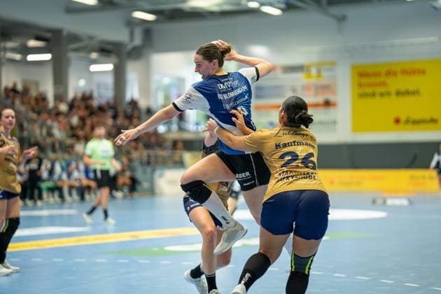 HSG Blomberg-Lippe (GER) vs. Buxtehuder SV (GER), Handball, 1. Handball Bundesliga Frauen, 1. Spieltag, 30.08.2025, Blomberg Andrea Jacobsen (HSG Blomberg-Lippe, 04) im Torwurf gegen Christin Kaufmann (Buxtehuder SV, 26) Blomberg Sporthalle an der Ulmenallee Deutschland