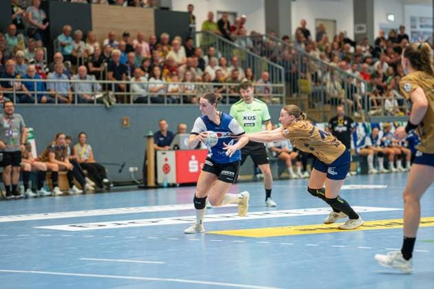 HSG Blomberg-Lippe (GER) vs. Buxtehuder SV (GER), Handball, 1. Handball Bundesliga Frauen, 1. Spieltag, 30.08.2025, Blomberg v.l. Andrea Jacobsen (HSG Blomberg-Lippe, 04) wird von Jolina Huhnstock (Buxtehuder SV, 45) verteidigt Blomberg Sporthalle an der Ulmenallee Deutschland