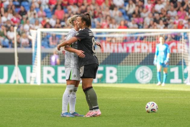 Google Pixel Supercup der Frauen, FC Bayern München vs VfL Wolfsburg, 30.08.2025 Alexandra Popp (VfL Wolfsburg, 11) und Lena Oberdorf (FC Bayern München, 8) die sich nach dem Spiel umarmen Google Pixel Supercup der Frauen, FC Bayern München vs VfL Wolfsburg, BBBank Wildpark Karlsruhe, 30.08.2025 DFB DFL REGULATIONS PROHIBIT ANY USE OF PHOTOGRAPHS AS IMAGE SEQUENCES AND OR QUASI-VIDEO. Copyright: xBEAUTIFULxSPORTS Boscox