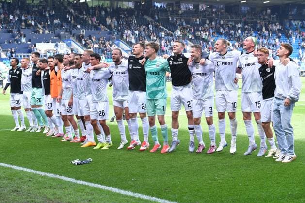 Fußball 2. Bundesliga 4. Spieltag VfL Bochum - SC Preußen Münster am 30.08.2025 im Vonovia Ruhrstadion in Bochum Spieler des SC Preußen Münster feiern mit ihren Fans den Auswärtssieg DFL regulations prohibit any use of photographs as image sequences and or quasi-video.