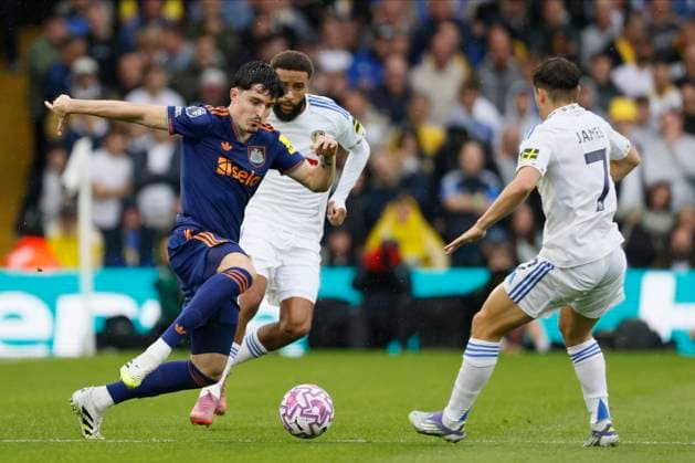 Leeds United v Newcastle United - Premier League Tino Livramento of Newcastle United and Daniel James of Leeds United challenge during the Premier League match between Leeds United and Newcastle United at Elland Road on August 30, 2025 in Leeds, England. Leeds Elland Road England United Kingdom Copyright: xRichardxSellers Sportsphoto APLx 14133874