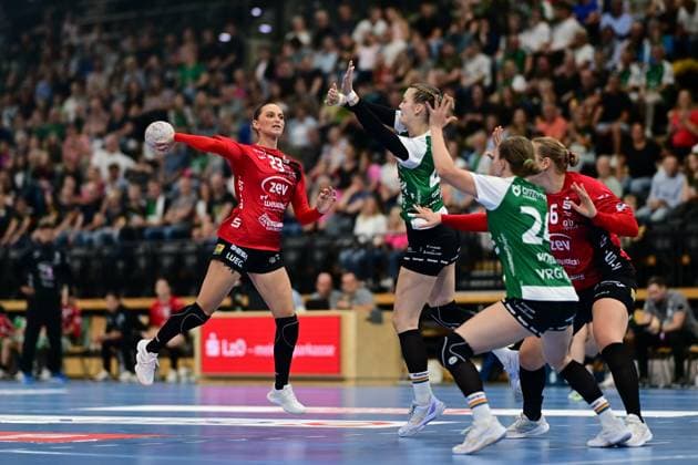 Handball I Frauen I Saison 2025-2026 I 1. HBF I 1. Spieltag I VfL Oldenburg - BSV Sachsen Zwickau I 30.08.2025 Silje Brons Petersen (23, BSV Sachsen Zwickau) Lisa-Marie Fragge (44, VfL Oldenburg) Oldenburg EWE Arena Niedersachsen Deutschland Copyright: xLobeca FelixxSchlikisx