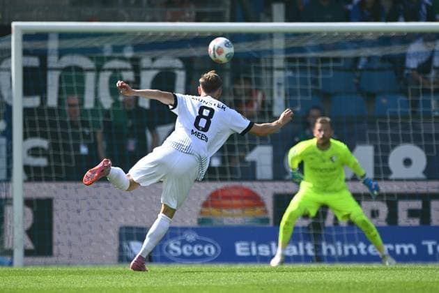 Joshua MEES (MS) schiesst das Tor 1-2, gegen Torwart Timo HORN (BO) Fussball 2. Bundesliga, 4. Spieltag, matchday 4, VfL Bochum (BO) - SC Preussen Muenster (MS) 1-2 am 30.08.2025, Vonovia Ruhrstadion Bochum Deutschland. DFL regulations prohibit any use of photographs as image sequences and or quasi-video Â
