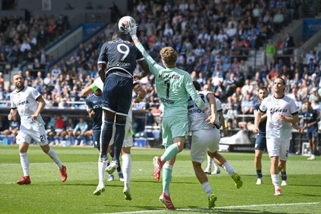 Ibrahim SISSOKO (BO) gegen Torwart Johannes SCHENK (MS) Kopfballduell, Aktion, Zweikampf, Fussball 2. Bundesliga, 4. Spieltag, matchday 4, VfL Bochum (BO) - SC Preussen Muenster (MS) 1-2 am 30.08.2025, Vonovia Ruhrstadion Bochum Deutschland. DFL regulations prohibit any use of photographs as image sequences and or quasi-video Â