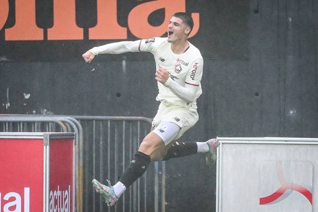 August 30, 2025, Lorient, France, France: Matias FERNANDEZ-PARDO of Lille celebrates his goal during the Ligue 1 match between FC Lorient and Lille OSC (LOSC) at Le Moustoir Stadium on August 30, 2025 in Lorient, France. Lorient France - ZUMAm308 20250830_zsp_m308_008 Copyright: xMatthieuxMirvillex