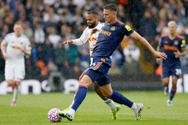 Leeds United v Newcastle United - Premier League Lukas Nmecha of Leeds United and Sven Botman of Newcastle United challenge during the Premier League match between Leeds United and Newcastle United at Elland Road on August 30, 2025 in Leeds, England. Leeds Elland Road England United Kingdom Copyright: xRichardxSellers Sportsphoto APLx 14133881