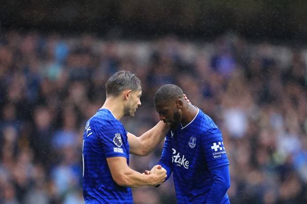 Football - Premier League - Wolverhampton Wanderers v Everton 30th August 2025 - Premier League - Wolverhampton Wanderers v Everton - James Tarkowski of Everton shakes hands with Beto of Everton - Photo: Simon Stacpoole Offside. Wolverhampton UK Copyright: xSimonxStacpoolexOffside