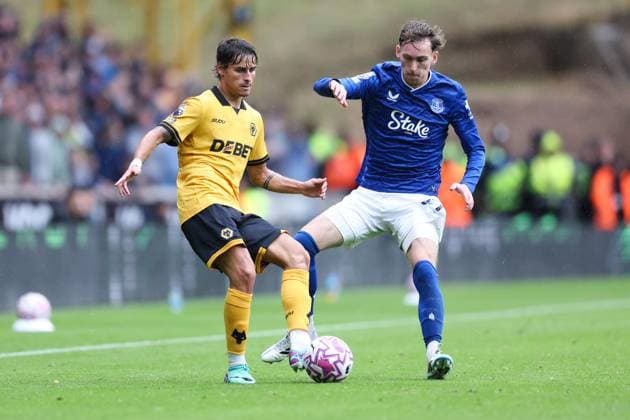Wolverhampton, England, 30th August 2025. Hugo Bueno of Wolverhampton Wanderers passes the ball whilst under pressure from James Garner of Everton during the Wolverhampton Wanderers vs Everton Premier League match at Molineux, Wolverhampton. Picture credit should read: Jessica Hornby Sportimage EDITORIAL USE ONLY. No use with unauthorised audio, video, data, fixture lists, club league logos or live services. Online in-match use limited to 120 images, no video emulation. No use in betting, games or single club league player publications. SPI_063_JH_WOLVES_EVERTON SPI-4096-0063