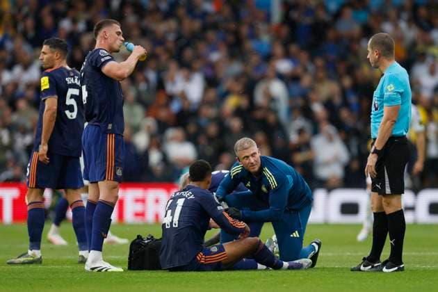 Leeds United v Newcastle United - Premier League Jacob Ramsey of Newcastle United is treated for injury during the Premier League match between Leeds United and Newcastle United at Elland Road on August 30, 2025 in Leeds, England. Leeds Elland Road England United Kingdom Copyright: xRichardxSellers Sportsphoto APLx 14133883