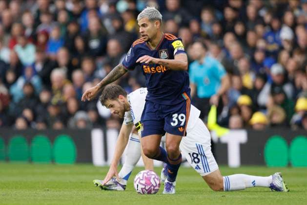 Leeds United v Newcastle United - Premier League Anton Stach of Leeds United and Bruno Guimaraes of Newcastle United on the ball during the Premier League match between Leeds United and Newcastle United at Elland Road on August 30, 2025 in Leeds, England. Leeds Elland Road England United Kingdom Copyright: xRichardxSellers Sportsphoto APLx 14133885