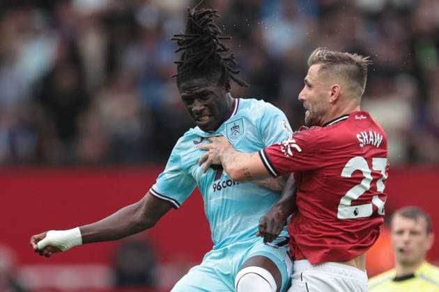 Premier League Manchester United, ManU v Burnley Loum Tchaouna of Burnley and Luke Shaw of Manchester United battle for the ball during the Premier League match Manchester United vs Burnley at Old Trafford, Manchester, United Kingdom, 30th August 2025 (Photo by Mark Cosgrove News Images) Manchester Old Trafford Greater Manchester United Kingdom Copyright: xMarkxCosgrove NewsxImagesx