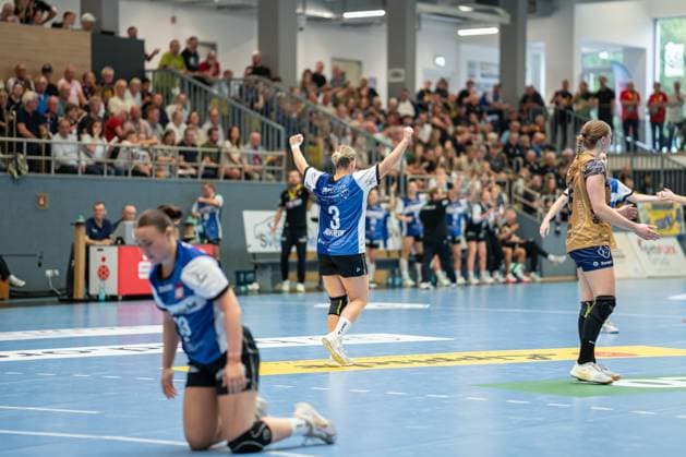 HSG Blomberg-Lippe (GER) vs. Buxtehuder SV (GER), Handball, 1. Handball Bundesliga Frauen, 1. Spieltag, 30.08.2025, Blomberg Laura Rueffieux (HSG Blomberg-Lippe, 03) jubelt Blomberg Sporthalle an der Ulmenallee Deutschland