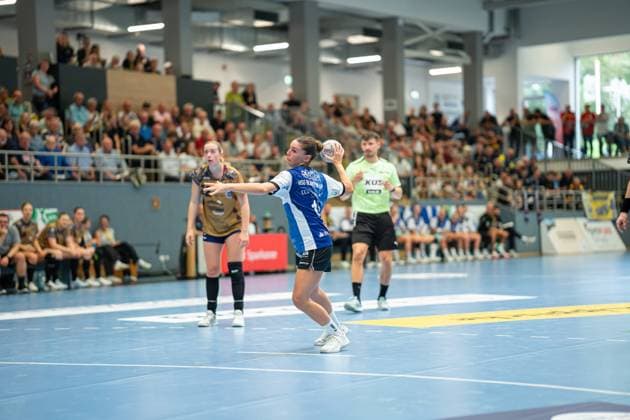 HSG Blomberg-Lippe (GER) vs. Buxtehuder SV (GER), Handball, 1. Handball Bundesliga Frauen, 1. Spieltag, 30.08.2025, Blomberg Ona Vegue (HSG Blomberg-Lippe, 14) bei einem 7-Meter Wurf Blomberg Sporthalle an der Ulmenallee Deutschland