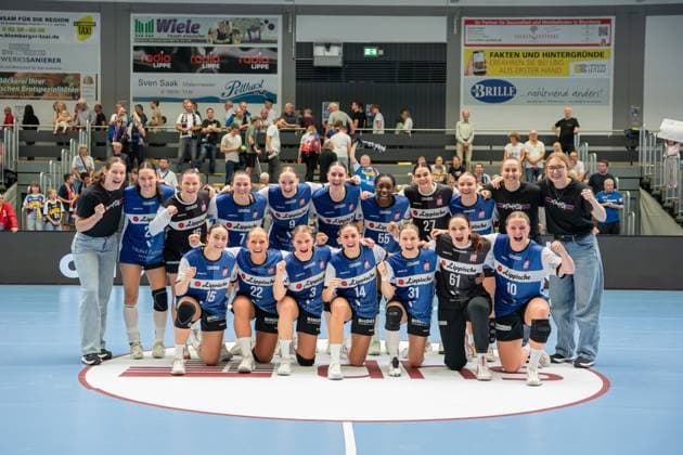 HSG Blomberg-Lippe (GER) vs. Buxtehuder SV (GER), Handball, 1. Handball Bundesliga Frauen, 1. Spieltag, 30.08.2025, Blomberg Die Mannschaft der HSG Blomberg-Lippe (GER) jubelt nach dem Sieg gegen den Buxtehuder SV (GER) Blomberg Sporthalle an der Ulmenallee Deutschland