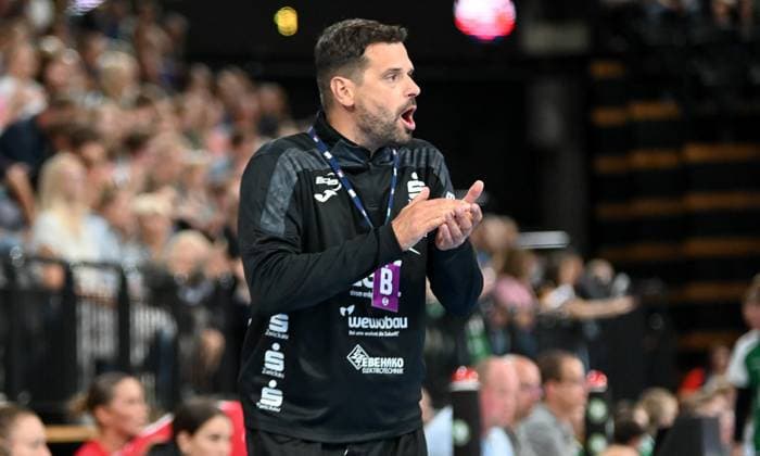 Norman Rentsch (BSV Sachsen Zwickau, Trainer) motiviert seine Mannschaft VfL Oldenburg vs. BSV Sachsen Zwickau, Handballl, ALSCO Handball Bundesliga Frauen, 1. Spieltag, Saison 2025 2026, 30.08.2025, VfL Oldenburg vs. BSV Sachsen Zwickau, Handballl, ALSCO Handball Bundesliga Frauen, 1. Spieltag, Saison 2025 2026, 30.08.2025, Oldenburg Copyright: xEibner-Pressefoto RobertxGertzenx EP_RGN