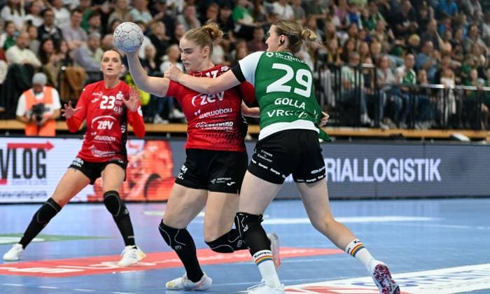 Charlotte Kaehr (BSV Sachsen Zwickau, 17) gegen Paulina Golla (VfL Oldenburg, 29) VfL Oldenburg vs. BSV Sachsen Zwickau, Handballl, ALSCO Handball Bundesliga Frauen, 1. Spieltag, Saison 2025 2026, 30.08.2025, VfL Oldenburg vs. BSV Sachsen Zwickau, Handballl, ALSCO Handball Bundesliga Frauen, 1. Spieltag, Saison 2025 2026, 30.08.2025, Oldenburg Copyright: xEibner-Pressefoto RobertxGertzenx EP_RGN