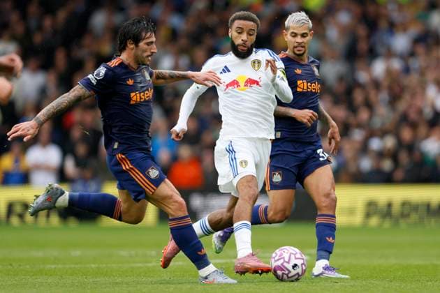 Leeds United v Newcastle United - Premier League Sandro Tonali of Newcastle United, Jayden Bogle of Leeds United and Bruno Guimaraes of Newcastle United challenge during the Premier League match between Leeds United and Newcastle United at Elland Road on August 30, 2025 in Leeds, England. Leeds Elland Road England United Kingdom Copyright: xRichardxSellers Sportsphoto APLx 14133888