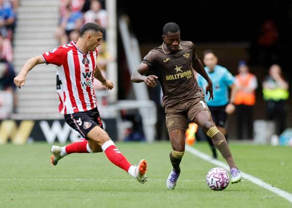 Sunderland v Brentford Premier League Dango Ouattara of Brentford (right) is tackled by GranitÊXhaka of Sunderland during the Premier League match at the Stadium Of Light, Sunderland UK Newspapers OUT Copyright: xFredxPalmerx FIL-22162-0229