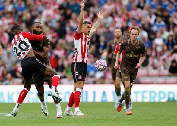 Sunderland v Brentford Premier League Nordi Mukiele of Sunderland (left) is fouled by Igor Thiago of Brentford (second from left) during the Premier League match at the Stadium Of Light, Sunderland UK Newspapers OUT Copyright: xFredxPalmerx FIL-22162-0238