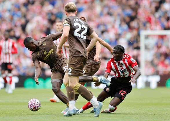 Sunderland v Brentford Premier League Eliezer Mayenda of Sunderland (right) is tackled by Michael Kayode of Brentford during the Premier League match at the Stadium Of Light, Sunderland UK Newspapers OUT Copyright: xFredxPalmerx FIL-22162-0251