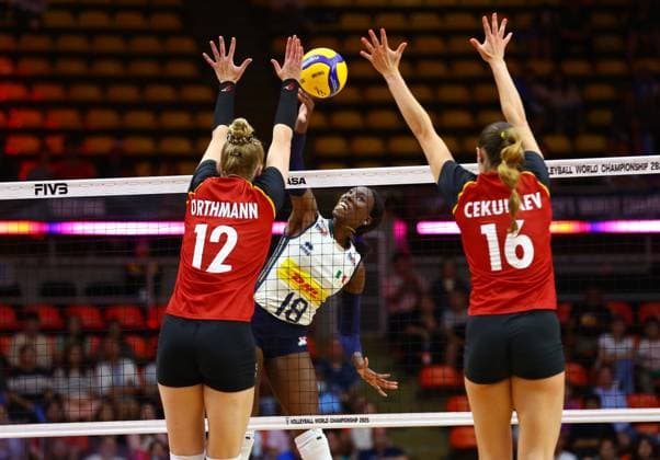 (250830) -- BANGKOK, Aug. 30, 2025 -- Paola Ogechi Egonu (C) of Italy spikes the ball during the round of 16 match between Italy and Germany at the Volleyball Women s World Championship, WM, Weltmeisterschaft in Bangkok, Thailand, Aug. 30, 2025. ) (SP)THAILAND-BANGKOK-VOLLEYBALL-WOMEN S WORLD CHAMPIONSHIP-ITALY VS GERMANY SunxWeitong 