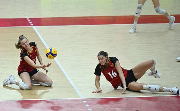 (250830) -- BANGKOK, Aug. 30, 2025 -- Anastasia Cekulaev (R) and Sarah Straube of Germany save the ball during the round of 16 match between Italy and Germany at the Volleyball Women s World Championship, WM, Weltmeisterschaft in Bangkok, Thailand, Aug. 30, 2025. ) (SP)THAILAND-BANGKOK-VOLLEYBALL-WOMEN S WORLD CHAMPIONSHIP-ITALY VS GERMANY HouxZhaokang 
