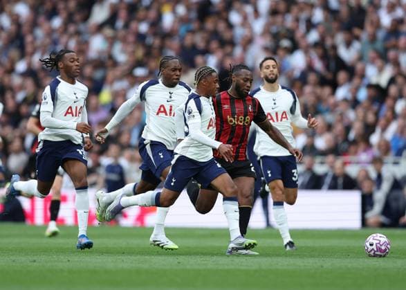 30th August 2025; Tottenham Hotspur Stadium, London, England; Premier League Football, Tottenham Hotspur versus Bournemouth; Antoine Semenyo of AFC Bournemouth chased down by Djed Spence, Destiny Udogie and Wilson Odobert of Tottenham Hotspur  JohnxPatrickxFletcher